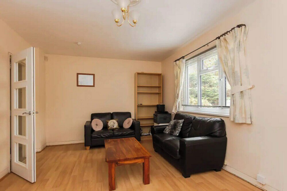 Фото Homely 3 Bedroom House With a Garden