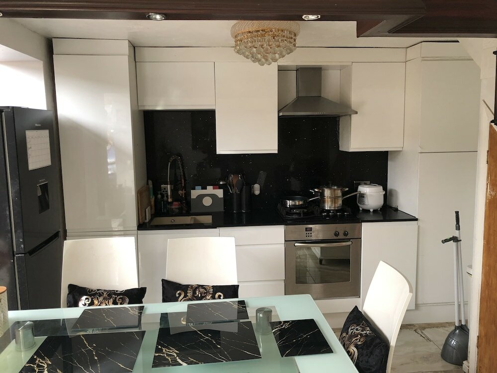 Фото Centrally Located 4 Bedroom House