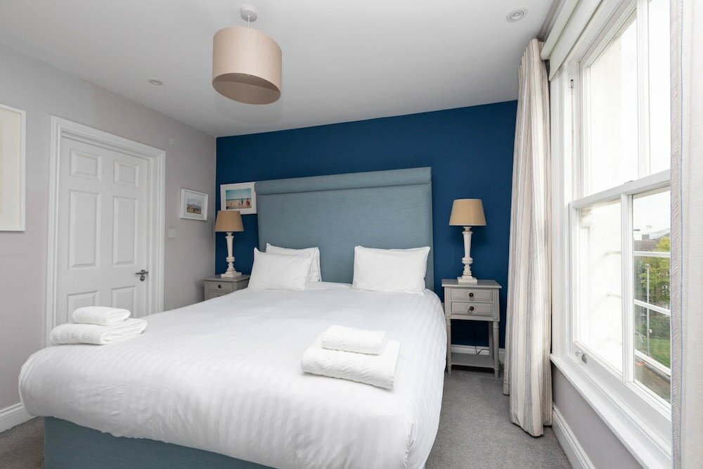 Фото Spacious 3 Bedroom in Notting Hill With Balcony