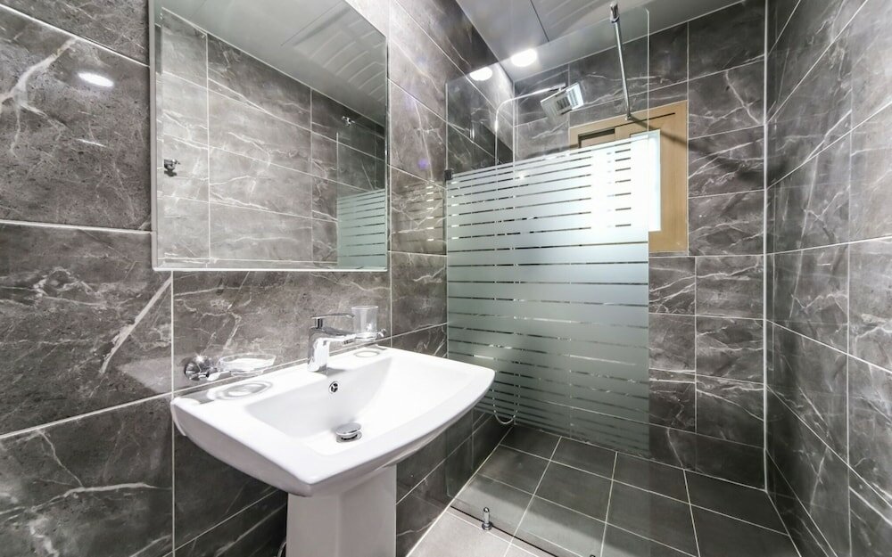 Фото Geojedo Jangseungpo Hotel Carara