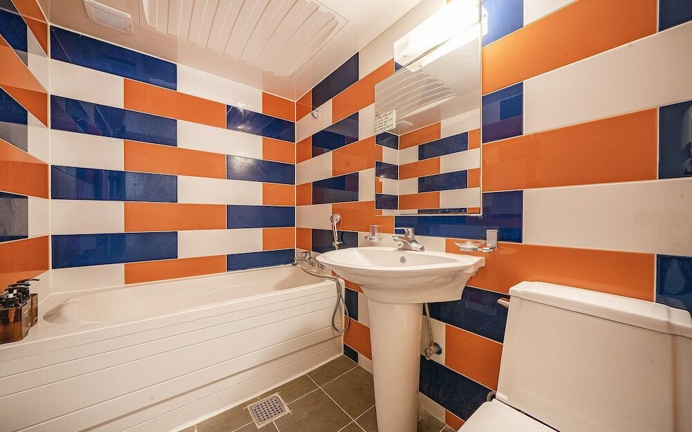 Фото Busan Daeyeondong Hotel With