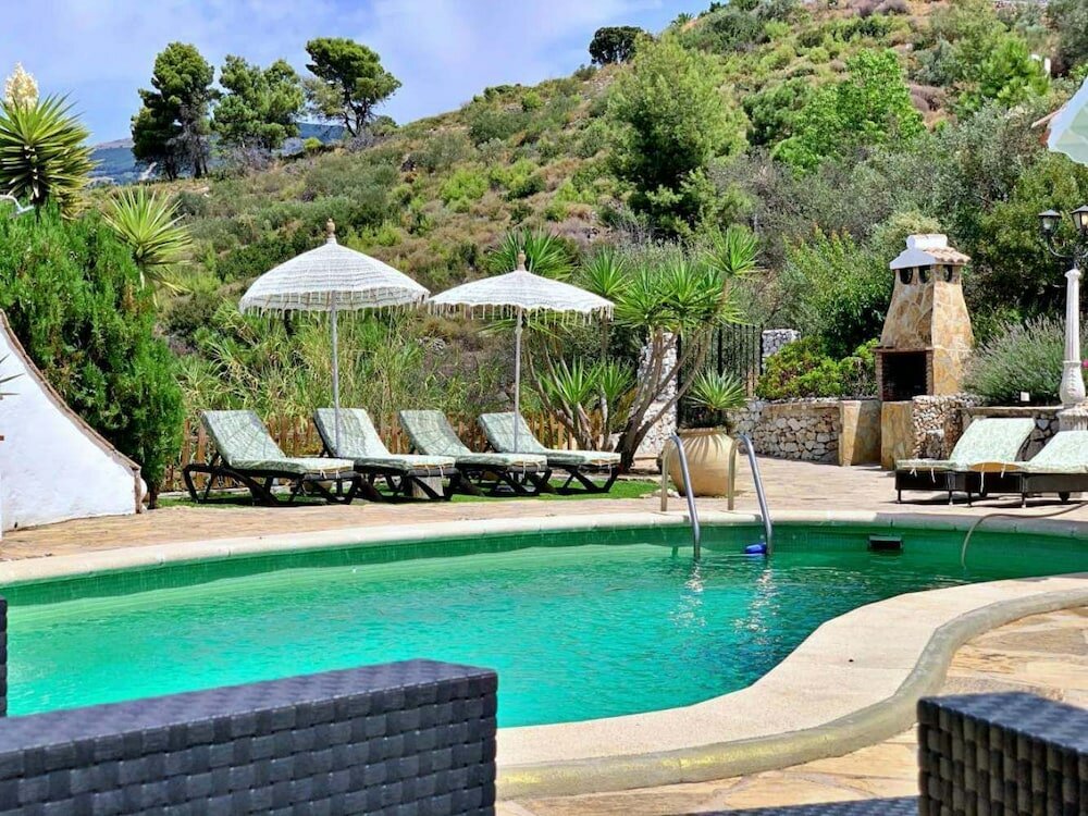 Фото Private, Bright, Spacious House with Pool & Hot Tub