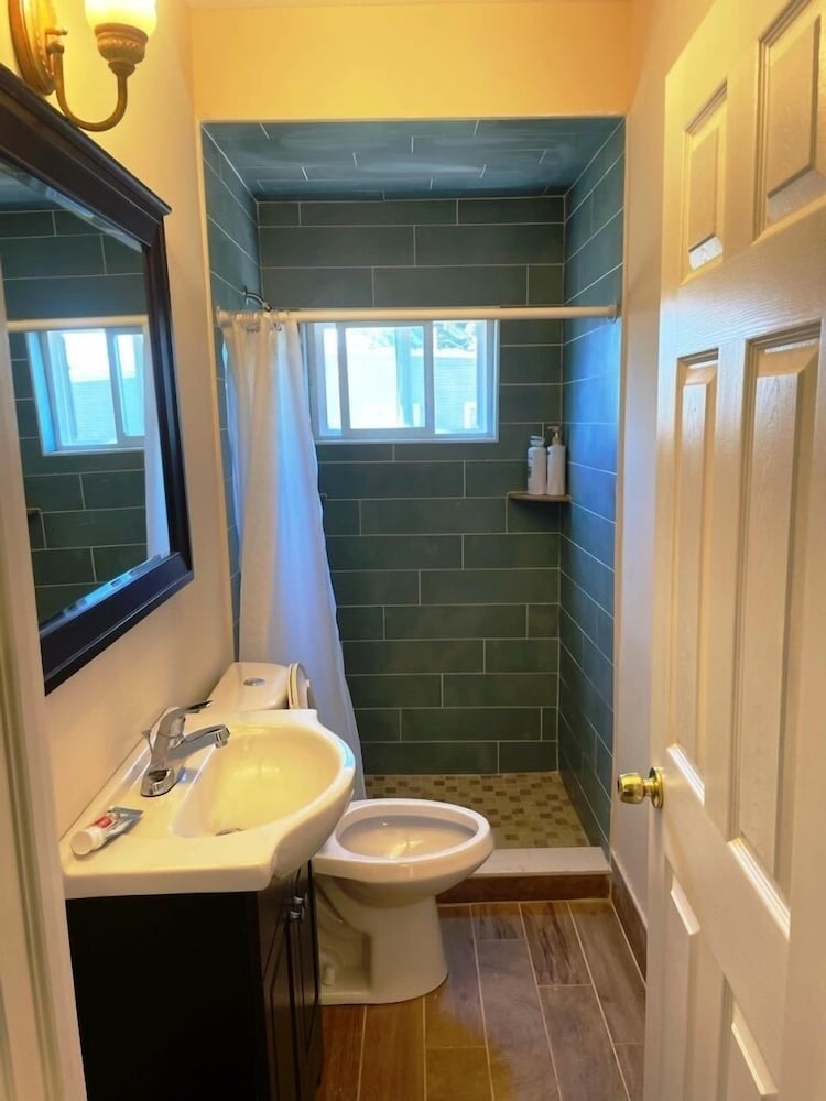 Фото L 3 Downtown Newark Guesthouse