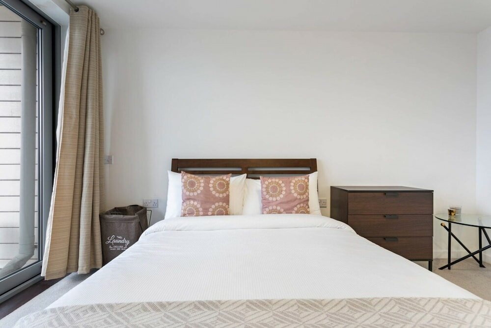 Фото Modern 1 Bedroom Apartment Near Canary Wharf With Balcony