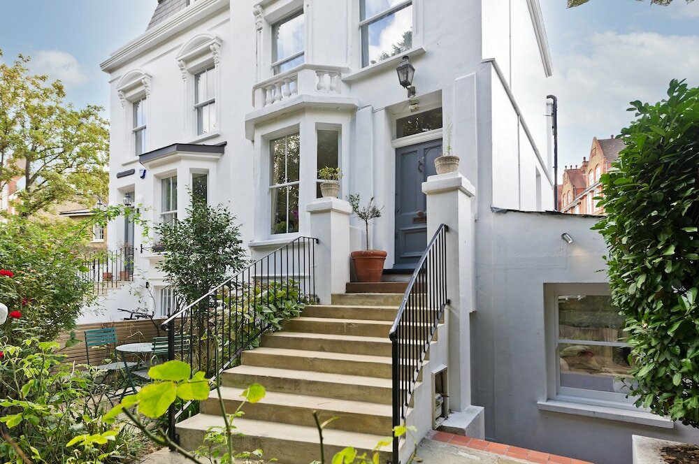 Фото Spacious Family House With Garden Near Battersea Park by Underthedoormat