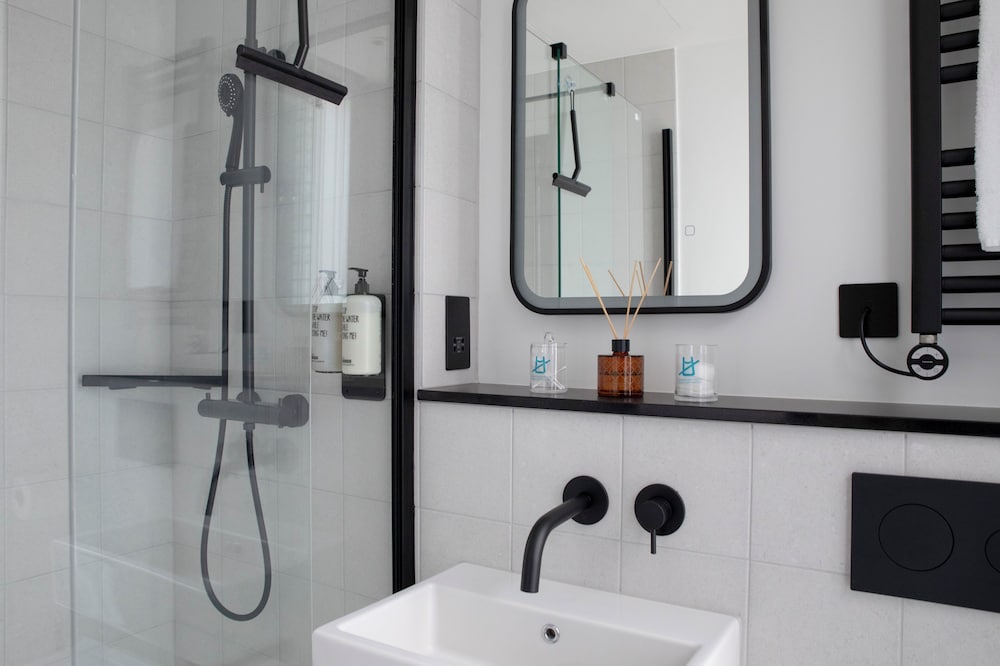 Фото Bob W Tower Hill Studios