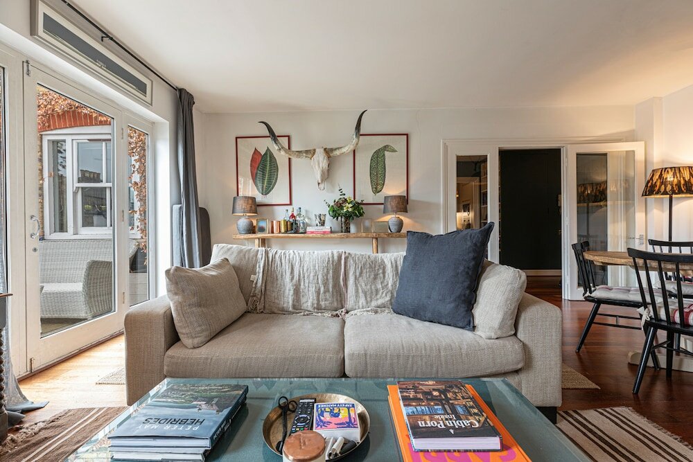 Фото Altido Stylish 2-bed Flat w Terrace Near Battersea Park