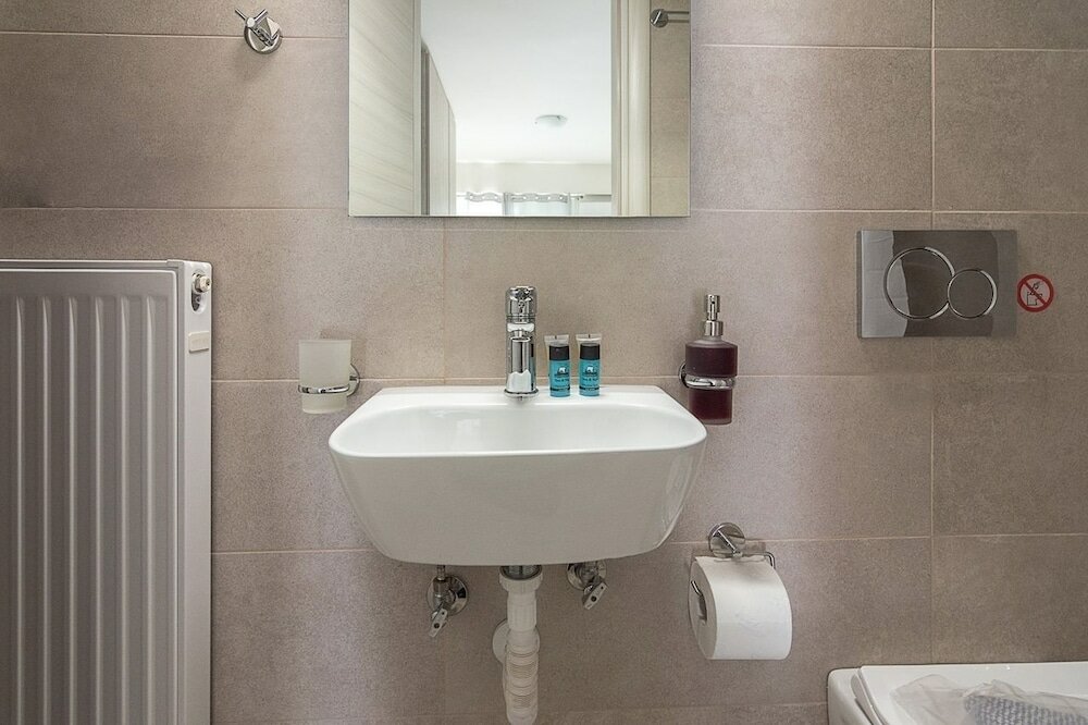 Фото Modern Athens Studio by Cloudkeys