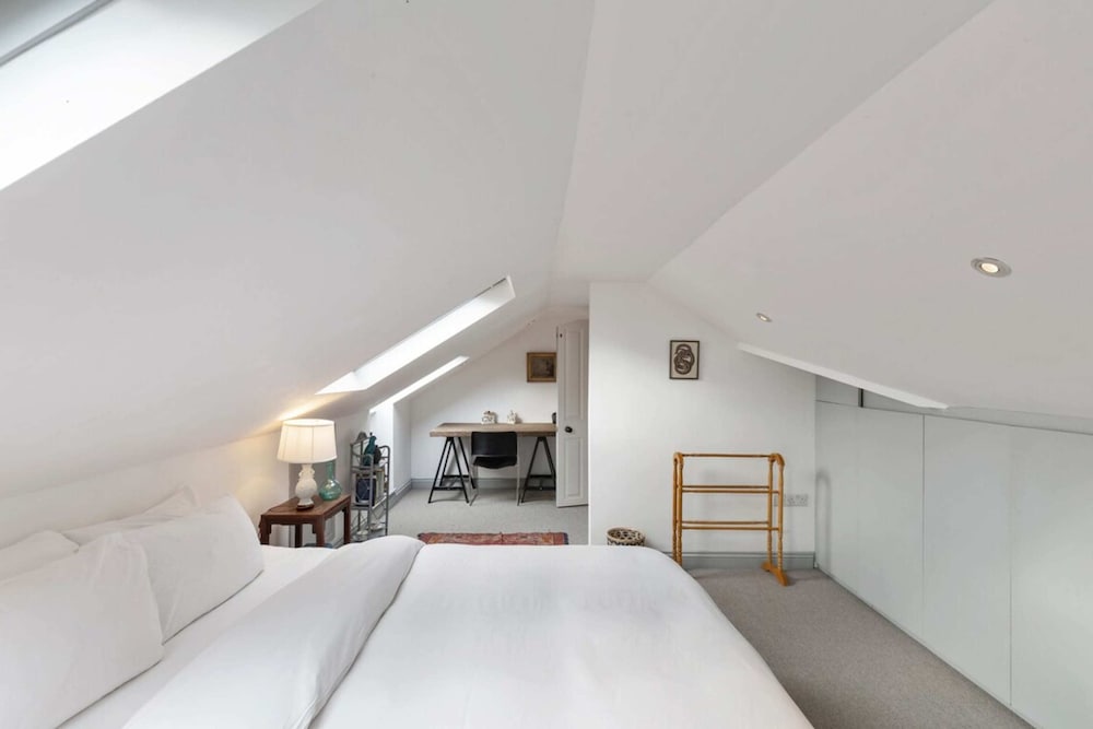 Фото Lovely 4 Bedroom House near Portobello