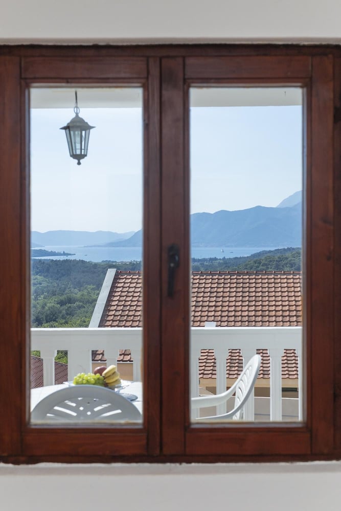 Фото Crystal Sky Apartments