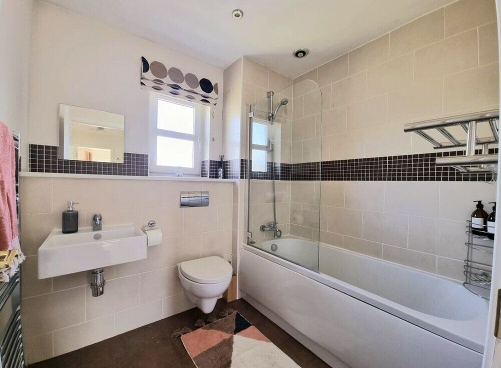 Фото Boutique 3-bed Home with Free Parking in Glasgow