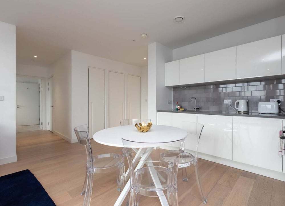Фото Bright and Modern 2 Bedroom Flat in Royal Wharf