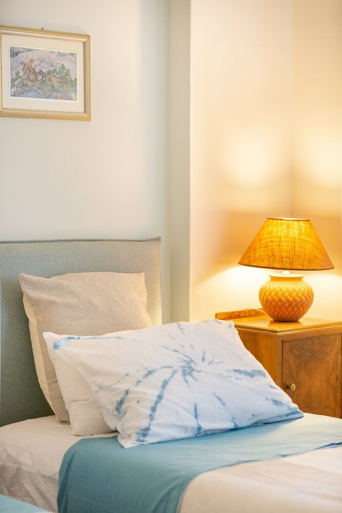 Фото A short walk to Syntagma and Plaka