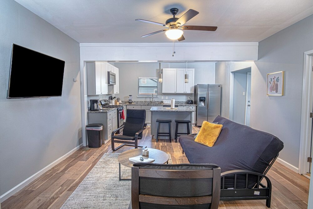 Фото Magnificent Large Home Near Downtown