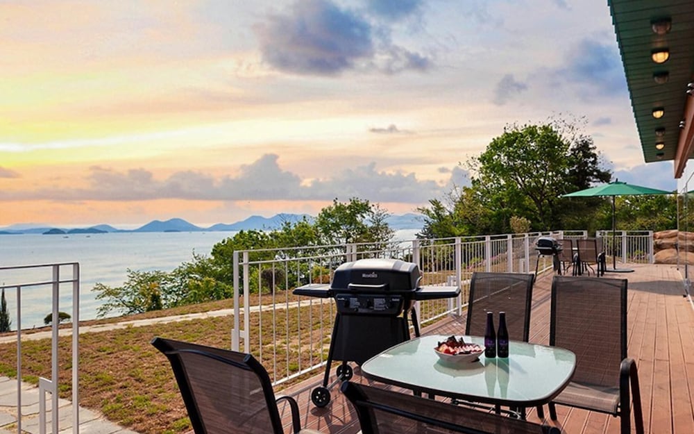 Фото Yeosu Marine Terrace Poolvilla