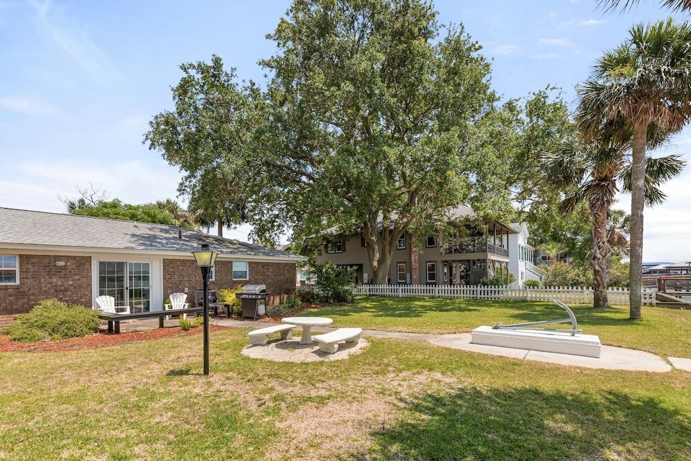 Фото 1401 Chatham Ave