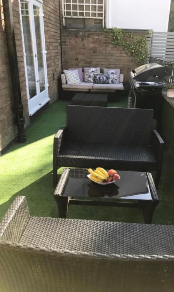 Фото English Garden Apartment