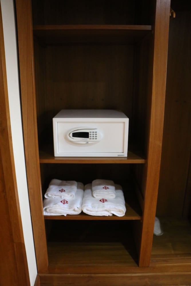 Фото Queen's Park Hotel