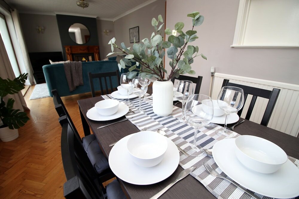 Фото Becky's Bungalow by Tŷ Sa - New Sleeps 8