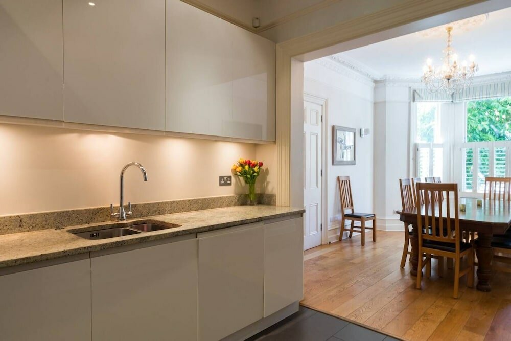 Фото Traditional 5 Bed Family Home Near theTube