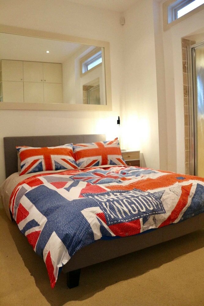 Фото Pleasant, Intimate Flat With Backyard in Battersea