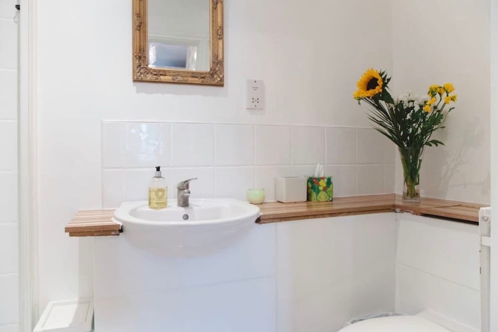 Фото Lynbrook Guests House