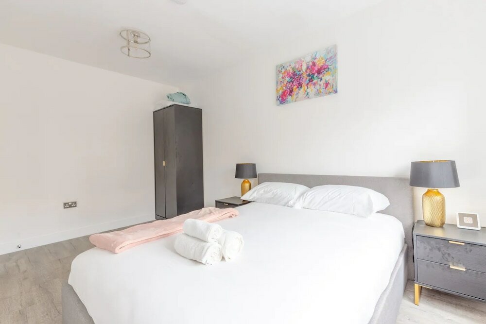 Фото Contemporary 2 Bedroom in West London