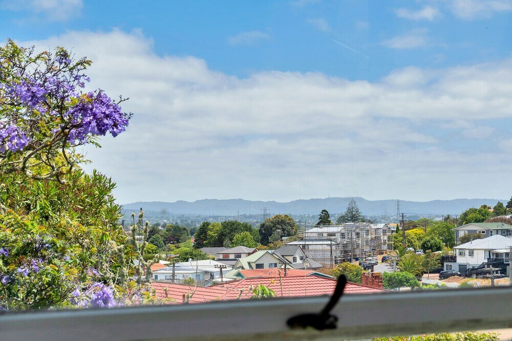 Фото Bright Airy & Spacious 3 Br Home