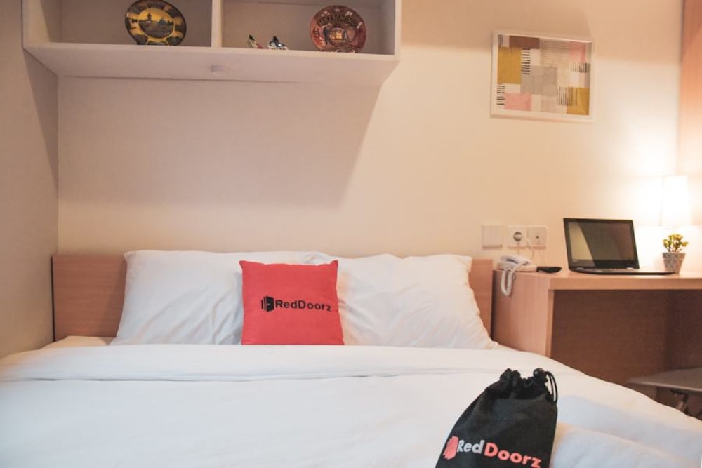 Фото RedDoorz Plus near Manggarai Station 3