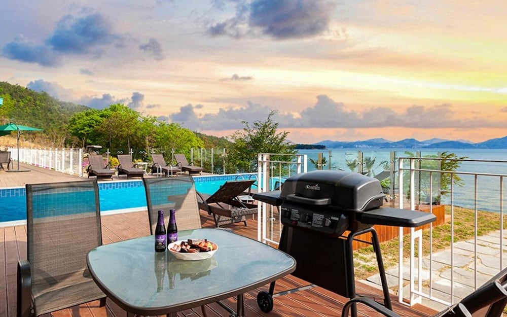 Фото Yeosu Marine Terrace Poolvilla