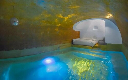 Гостиница Two Bedroom Villa With Private Indoor Cave Pool