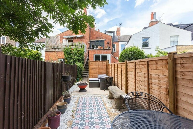 Гостиница Stunning 2 Bedroom Apartment in Maida Vale With a Garden в Лондоне