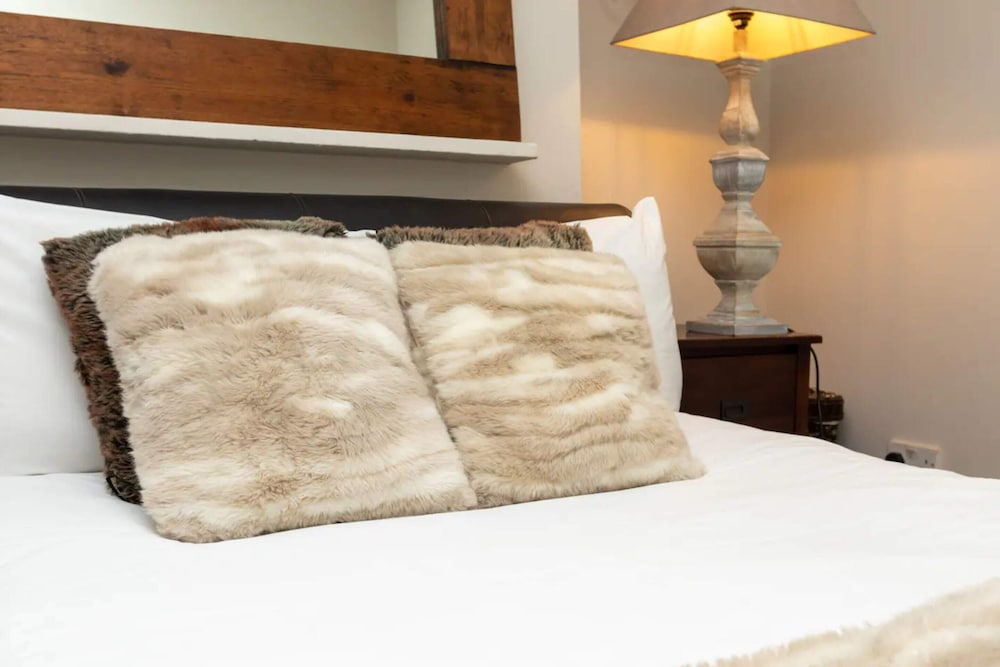 Фото Spacious 1 Bedroom Garden Flat Near King's Road