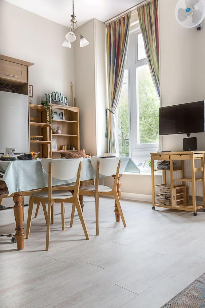 Фото Bright Two Br Period Apartment in Whitechapel