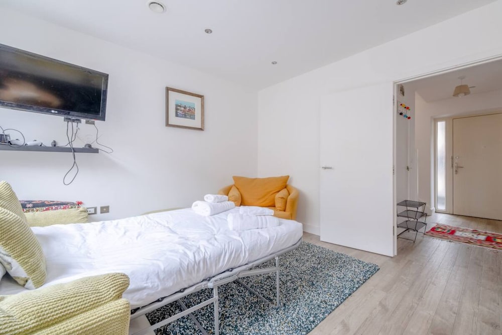 Фото Bright 2 Bedroom Maisonette Near Stratford