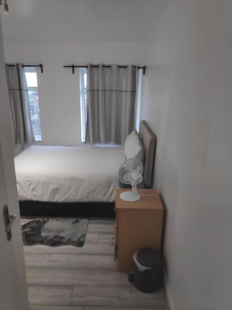 Фото Featherstone Court