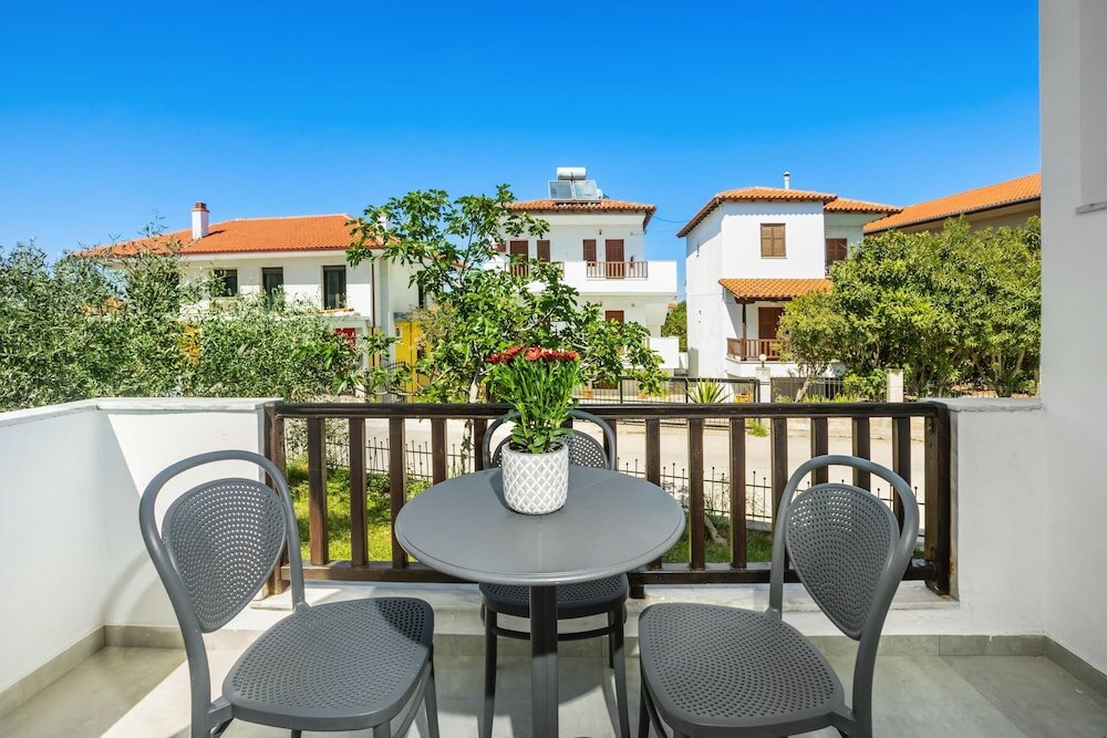 Фото Eleon Suites & Apartments