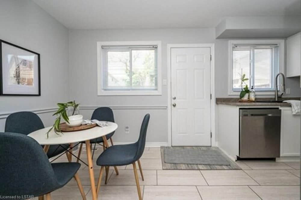 Фото Globalstay. Elegant 3 Bedroom Townhouse in London