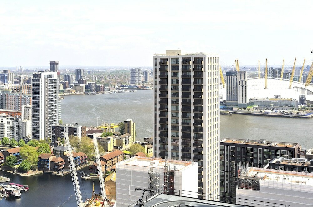 Фото Luxury Waterfront Studio in Canary Wharf by Underthedoormat
