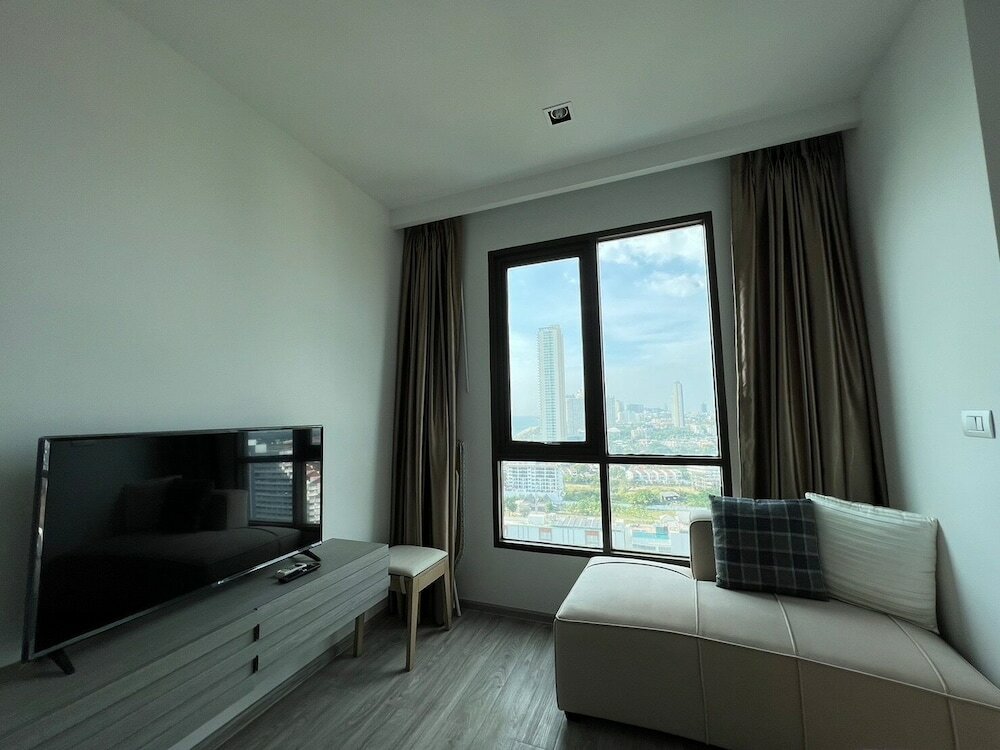 Фото Aeras Beachfront Jomtien Pattaya