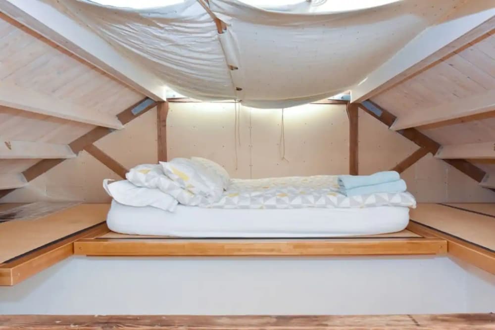 Фото Stunning 2 Bedroom Mezzanine Loft in Portobello