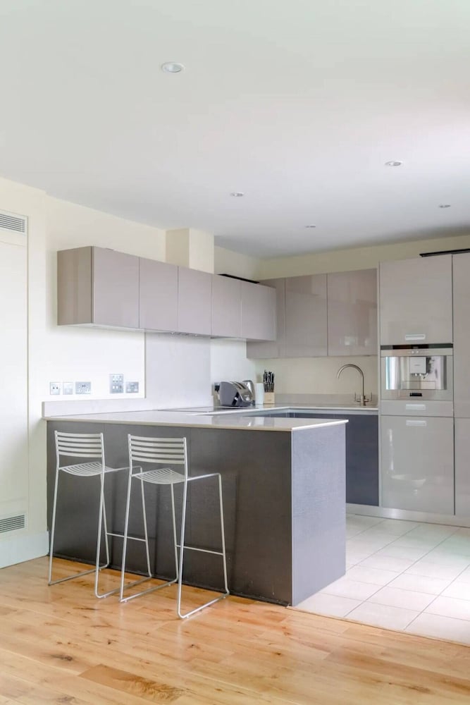 Фото Gorgeous 3 Bedroom Flat in Vauxhall With City Views