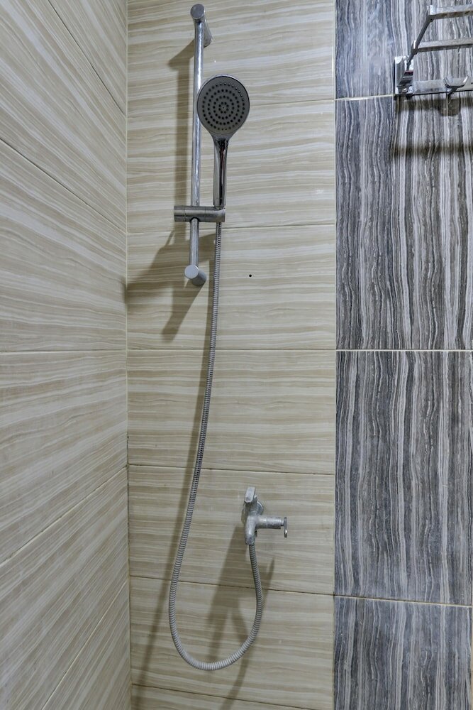 Фото Oyo Flagship 90973 Hotel Karunia Pkpri