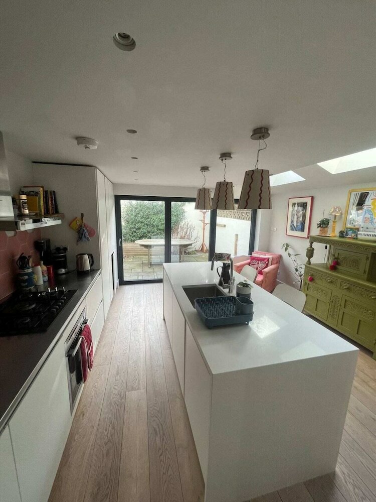 Фото Stylish and Spacious 2 Bedroom House in Brixton