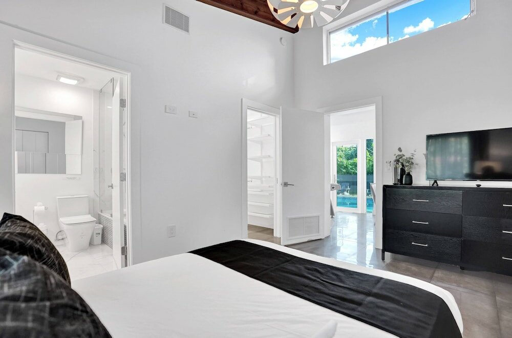 Фото Gorgeous 5br Home with Heated Pool