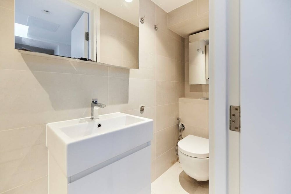 Фото The Chelsea Escape - Spacious 5bdr Flat With Garden