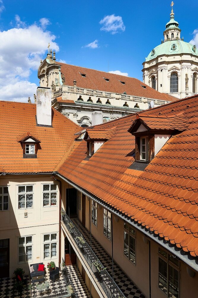 Фото Three Golden Crowns Apartments