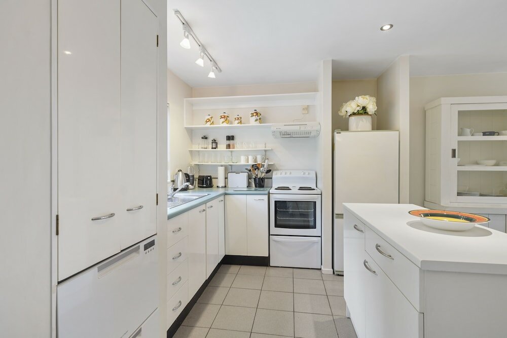 Фото Stylish Central 2br Apt nr Hospital