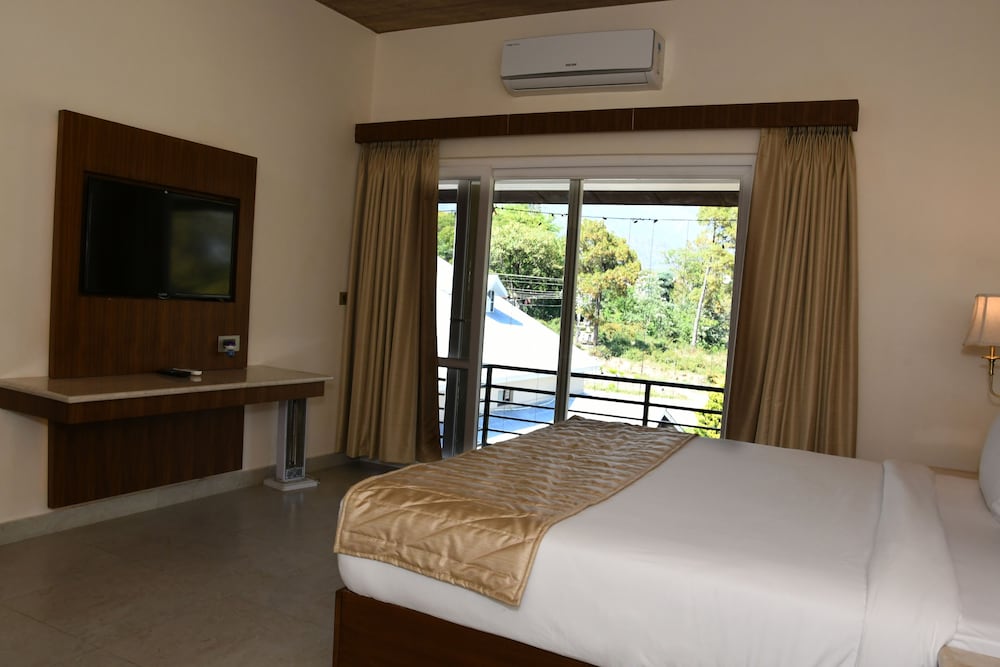 Фото Mastiff Villa Camellia - A Tea Estate Hotel