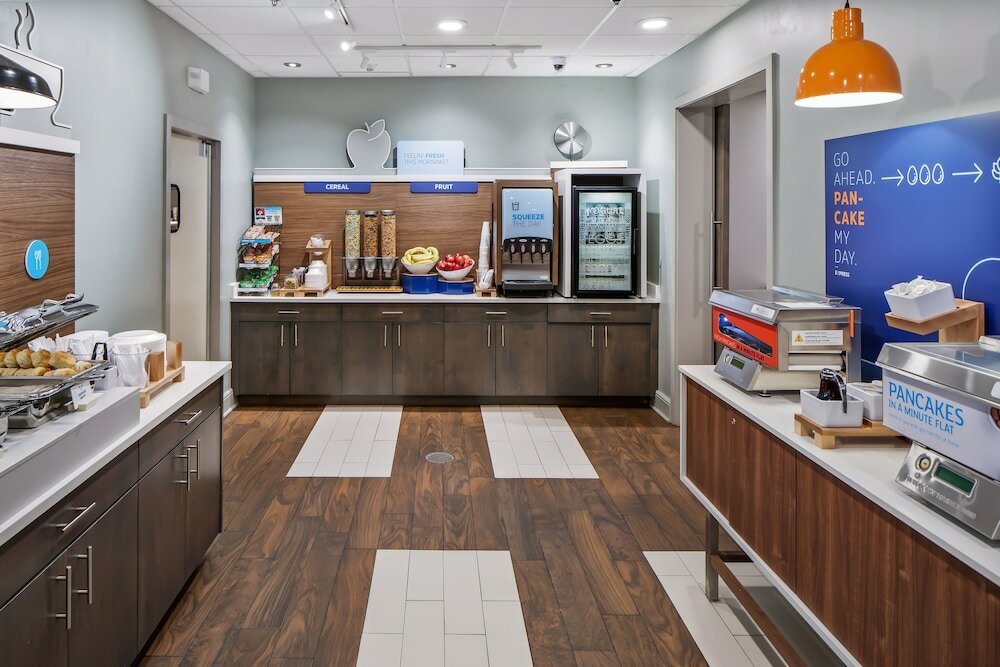 Фото Holiday Inn Express Atlanta Airport - College Park, an Ihg Hotel
